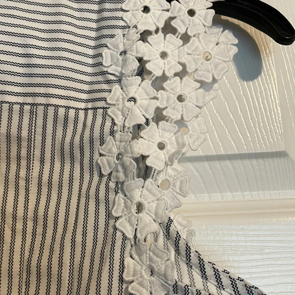 Jones & Co NWT beautiful floral detail women’s blouse size small - Picture 5 of 8